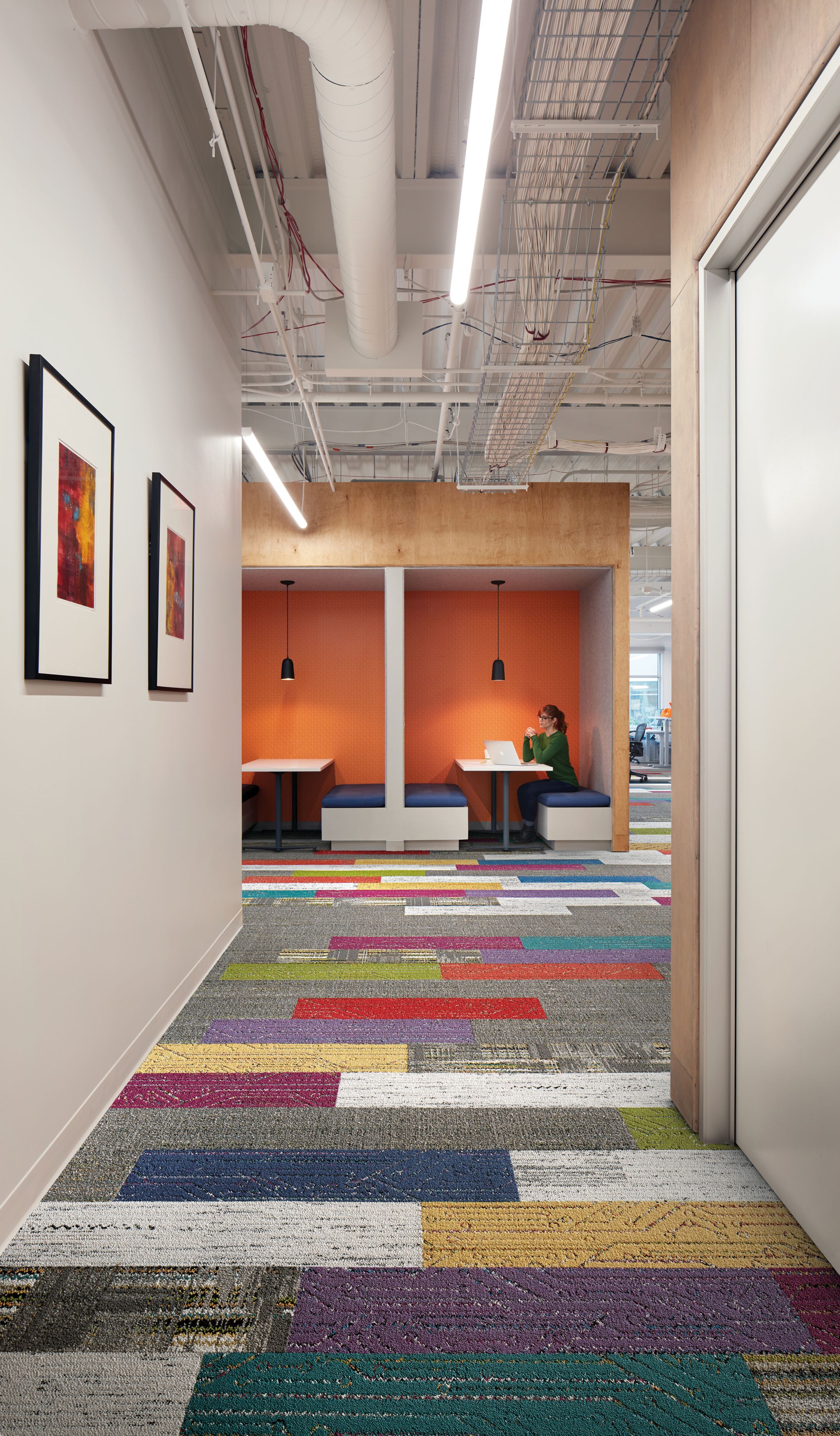 Interface Static Lines, Hard Drive, Circuit Board, and Darning plank carpet tile in common area with café booths imagen número 5